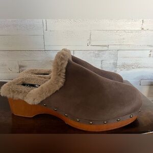 New York And Company Women's Wynna Clogs in Brown.  Size 9